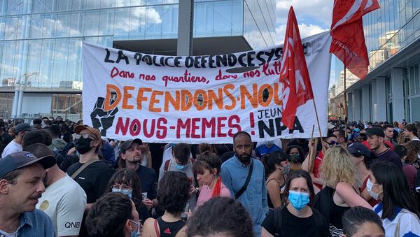 Un rassemblement devant le tribunal de Paris à l'appel du collectif de soutien à la famille d'Adama Traoré, 2 juin 2020 - Sputnik Afrique