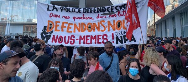 Un rassemblement devant le tribunal de Paris à l'appel du collectif de soutien à la famille d'Adama Traoré, 2 juin 2020 - Sputnik Afrique