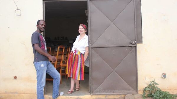 Imene et Kader devant le local de l'association Life on Land à Koonan - Sputnik Afrique