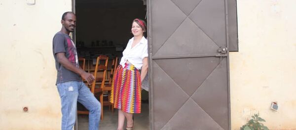 Imene et Kader devant le local de l'association Life on Land à Koonan - Sputnik Afrique
