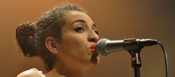 Camélia Jordana au cours de son concert à la Maison Daniel-Féry de Nanterre le 6 mai 2011. Camélia Jordana au cours de son concert à la Maison Daniel-Féry de Nanterre le 6 mai 2011. - Sputnik Afrique