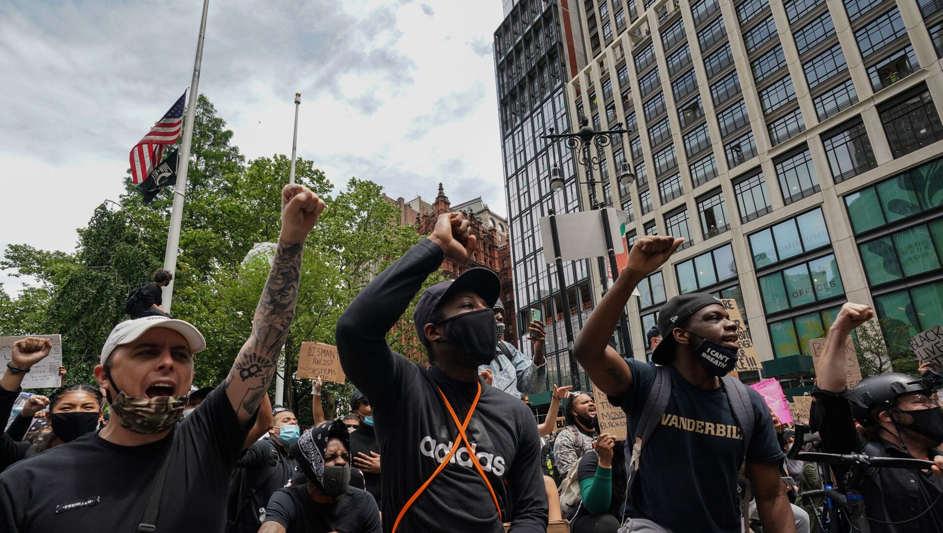 Des manifestants portant des masques se rassemblent pour dénoncer la brutalité policière et en mémoire de l'Afro-Américain George Floyd, décédé lors de sa garde à vue à Minneapolis, dans un contexte d'épidémie de coronavirus, à New York, aux États-Unis. - Sputnik Afrique, 1920, 13.04.2021