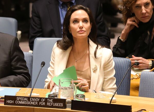 Angelina Jolie, ambassadrice de bonne volonté de l'Onu, fête son 45e anniversaire

 - Sputnik Afrique