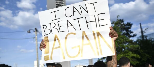 Une manifestante française tient une pancarte  - Sputnik Afrique