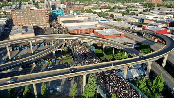 Протестующие идут по мосту Моррисона во время митинга в связи с гибелью Джорджа Флойда в Портленде, штат Орегон, США - Sputnik Afrique