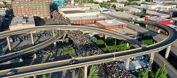 Протестующие идут по мосту Моррисона во время митинга в связи с гибелью Джорджа Флойда в Портленде, штат Орегон, США - Sputnik Afrique