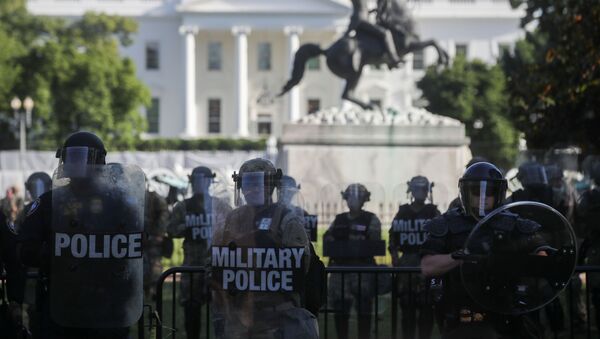 DC National Guard military police officers look on as demonstrators rally near the White House against the death in Minneapolis police custody of George Floyd, in Washington, D.C., U.S., June 1, 2020 - Sputnik Afrique