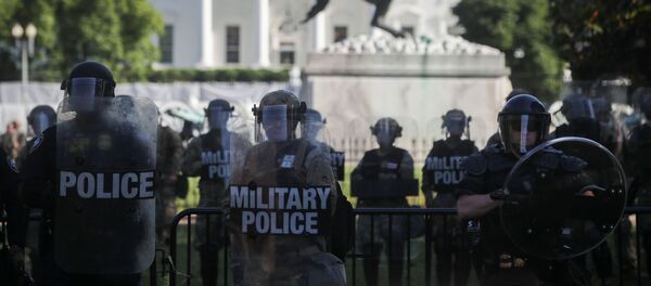 Des forces de l'ordre près de la Maison-Blanche le 1 juin 2020 - Sputnik Afrique