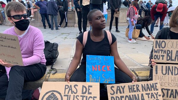 Mobilisation pourtant interdite contre les violences policières devant l'ambassade US à Paris  - Sputnik Afrique