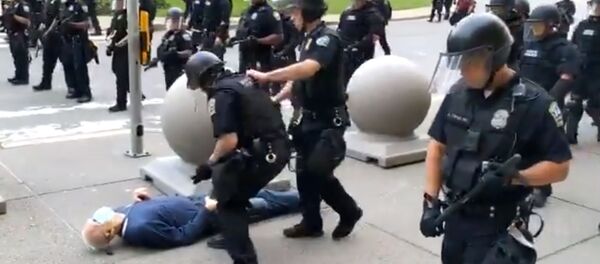 Deux policiers de Buffalo poussent un homme de 75 ans qui finit en sang sur le trottoir - Sputnik Afrique