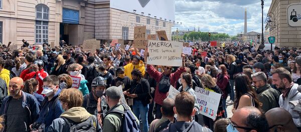 Mobilisation contre les violences policières devant l'ambassade US à Paris, 6 juin 2020 - Sputnik Afrique