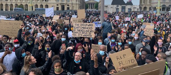 Mobilisation pourtant interdite contre les violences policières près de l'ambassade US à Paris, le 6 juin 2020 - Sputnik Afrique