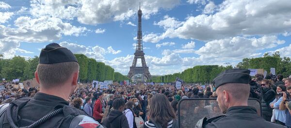 Rassemblement contre les violences policières sur l’esplanade du Champ-de-Mars  - Sputnik Afrique