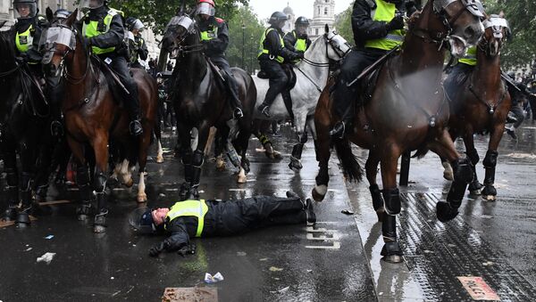 Des cavaliers de la police lors de la manifestation à Londres - Sputnik Afrique