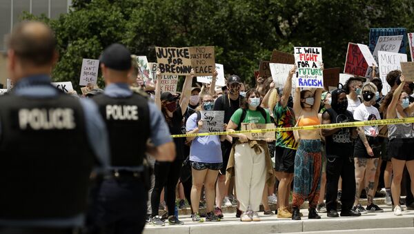 Des manifestations aux USA contre le racisme et les violences policières après le meurtre de George Floyd - Sputnik Afrique