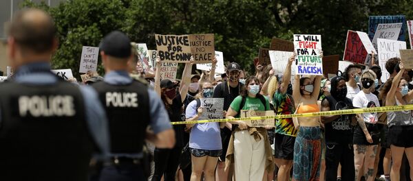 Des manifestations aus USA contre le racisme et les violences policières après le meurtre de George Floyd (image d'illustration) - Sputnik Afrique