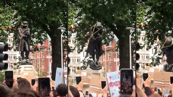 La statue du négrier Edward Colston déboulonnée par des manifestants à Bristol - Sputnik Afrique