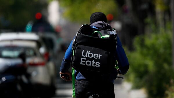 Un livreur d'Uber Eats - Sputnik Afrique