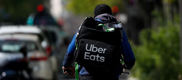 Un livreur d'Uber Eats - Sputnik Afrique