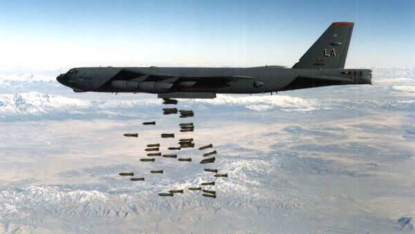Un bombardier B-52 larguant des bombes M117 - Sputnik Afrique
