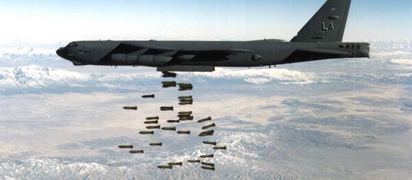 Un bombardier B-52 larguant des bombes M117 - Sputnik Afrique