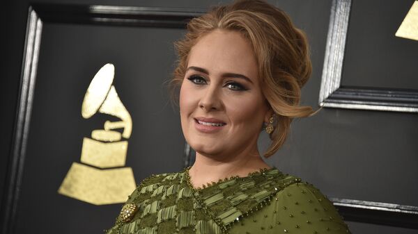 In this Feb. 12, 2017, file photo, Adele arrives at the 59th annual Grammy Awards at the Staples Center in Los Angeles. Adele and her husband Simon Konecki have separated - Sputnik Afrique