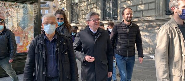 Jean-Luc Mélenchon lors du rassemblement en mémoire de George Floyd place de la République à Paris, 9 juin 2020 - Sputnik Afrique