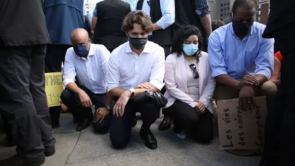Justin Trudeau pose un genou à terre en hommage à George Floyd, 5 juin 2020 à Ottawa (Canada) - Sputnik Afrique