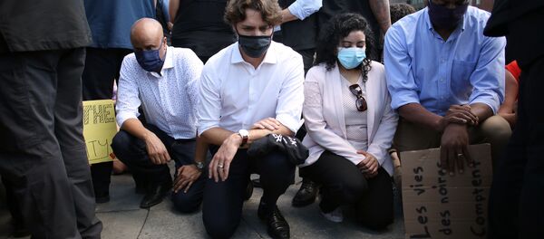Justin Trudeau pose un genou à terre en hommage à George Floyd, 5 juin 2020 à Ottawa (Canada) - Sputnik Afrique