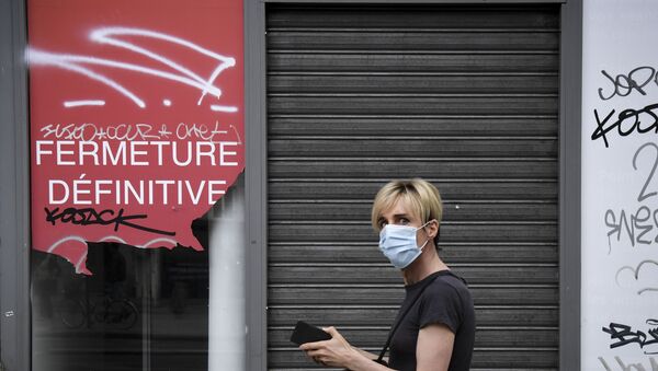 Personne portant un masque devant un magasin fermé à Paris, juin 2020 - Sputnik Afrique