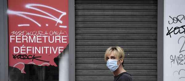 Personne portant un masque devant un magasin fermé à Paris, juin 2020 - Sputnik Afrique