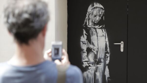 Une œuvre de Banksy sur une porte arrière de la salle du Bataclan à Paris - Sputnik Afrique