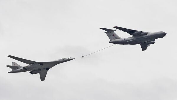 Un avion-ravitailleur Il-67 (à droite) et un bombardier stratégique Tu-160 - Sputnik Afrique