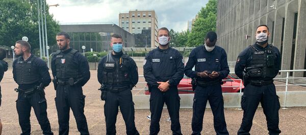 Action des policiers devant les commissariats, le 11 juin Action des policiers devant les commissariats, le 11 juin - Sputnik Afrique