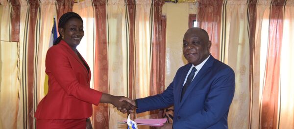 Rencontre entre la Présidente de l'AFESMICA et le Ministre des Mines de la RCA Rencontre entre la Présidente de l'AFESMICA et le Ministre des Mines de la RCA - Sputnik Afrique
