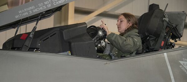 Emily Thompson dans le cockpit d'un F-35A Lightning II  - Sputnik Afrique