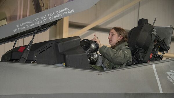 Emily Thompson dans le cockpit d'un F-35A Lightning II  - Sputnik Afrique