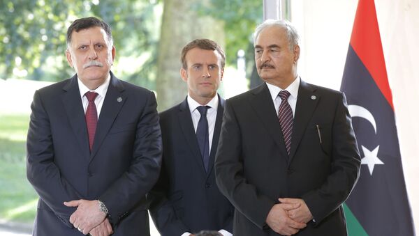 Le premier ministre libyen Fayez Al-Sarraj du gouvernement soutenu par l'ONU, à gauche, le président français Emmanuel Macron, au centre, et le général Khalifa Haftar, commandant de l'Armée nationale libyenne autoproclamée soutenu par L'Egypte à droite, Paris, France, mardi 25 juillet 2017. - Sputnik Afrique