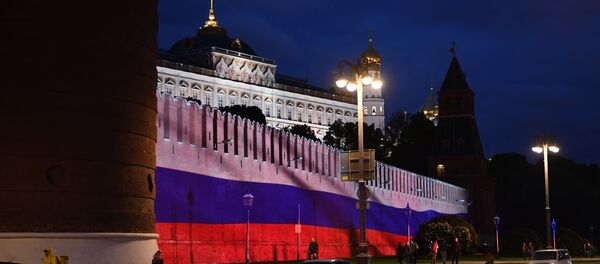 Le Kremlin de Moscou illuminé à l'occasion du Jour de la Russie - Sputnik Afrique