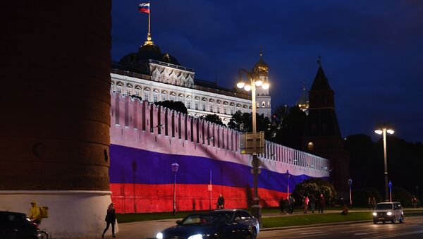 Le Kremlin de Moscou illuminé à l'occasion du Jour de la Russie - Sputnik Afrique