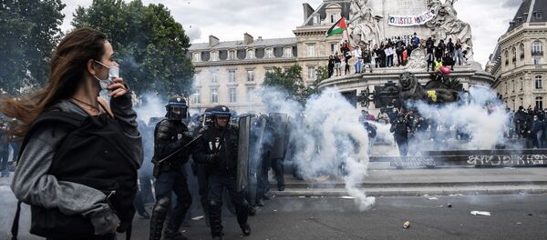 des affrontements entre les manifestants et des forces de l'ordre place de la République le 13 juin  - Sputnik Afrique