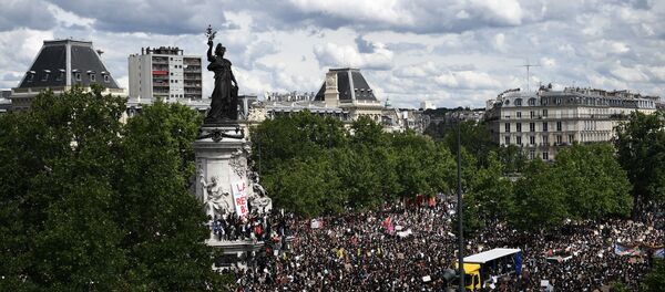 Une manifestation non autorisée à Paris contre le racisme et les violences policières, le 13 juin - Sputnik Afrique