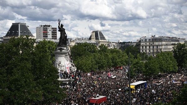 Une manifestation non autorisée à Paris contre le racisme et les violences policières, le 13 juin - Sputnik Afrique