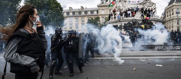 Des affrontements entre les manifestants et des forces de l'ordre place de la République le 13 juin  - Sputnik Afrique