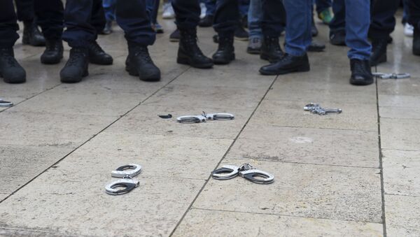 Des policiers français déposent symboliquement leurs menottes pour montrer leur colère - Sputnik Afrique