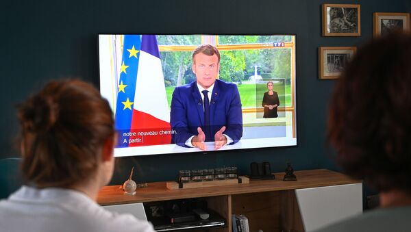 Une famille française regarde l'allocution d'Emmanuel Macron - Sputnik Afrique