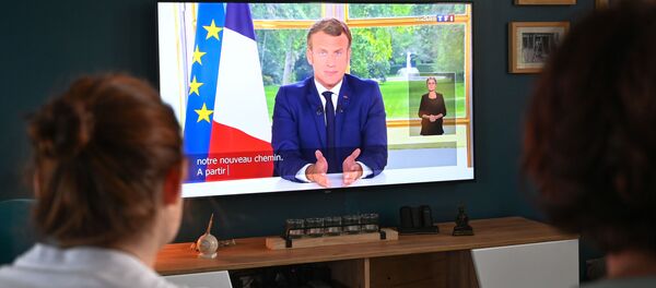 Une famille française regarde l'allocution d'Emmanuel Macron - Sputnik Afrique