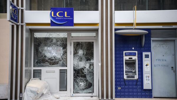 La façade d'une banque endommagée en marge d'une manifestation des Gilets jaunes à Paris le 8 décembre 2018 - Sputnik Afrique