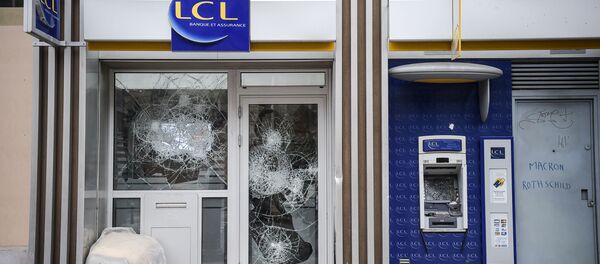 La façade d'une banque endommagée en marge d'une manifestation des Gilets jaunes à Paris le 8 décembre 2018 - Sputnik Afrique