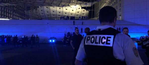 Mobilisation nocturne des policiers en colère sous la Grande Arche de La Défense, 15 juin 2020 - Sputnik Afrique